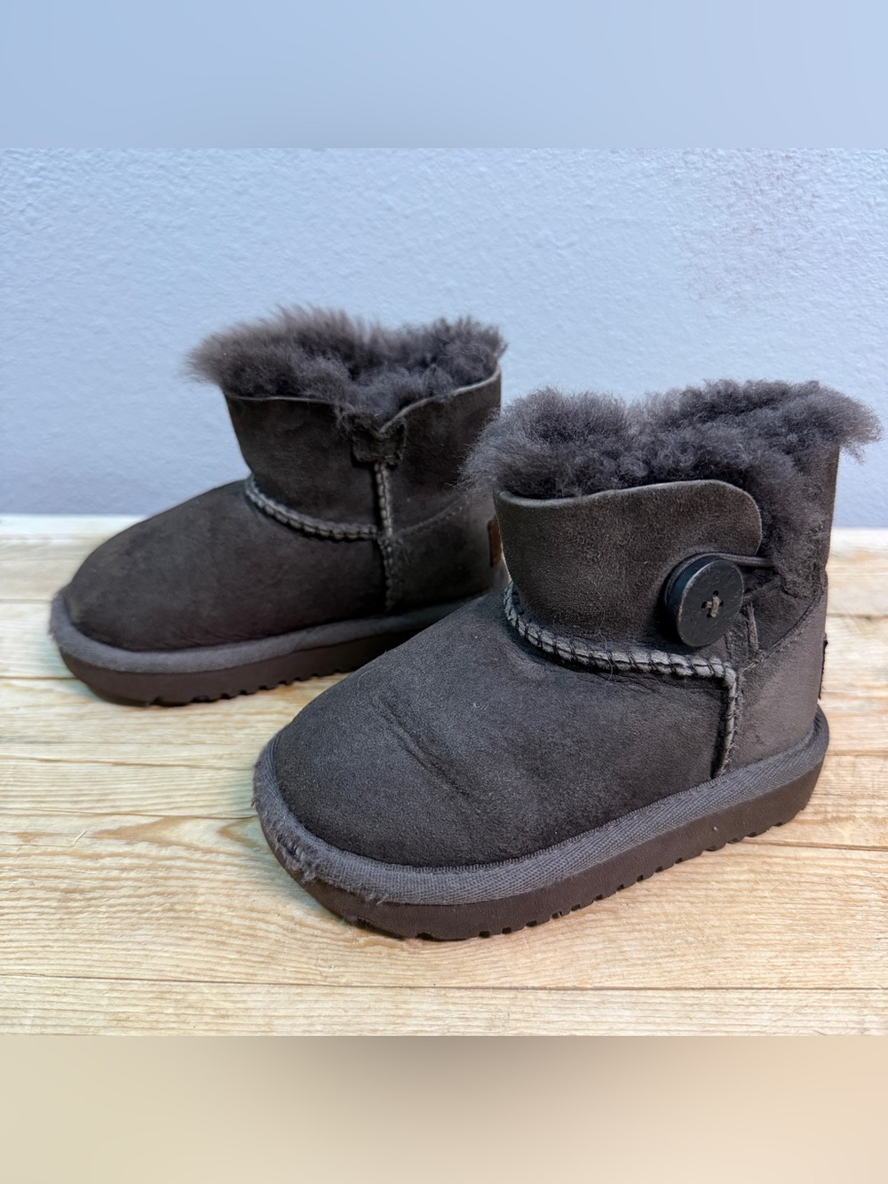Girls UGG warm cozy boots size US 6